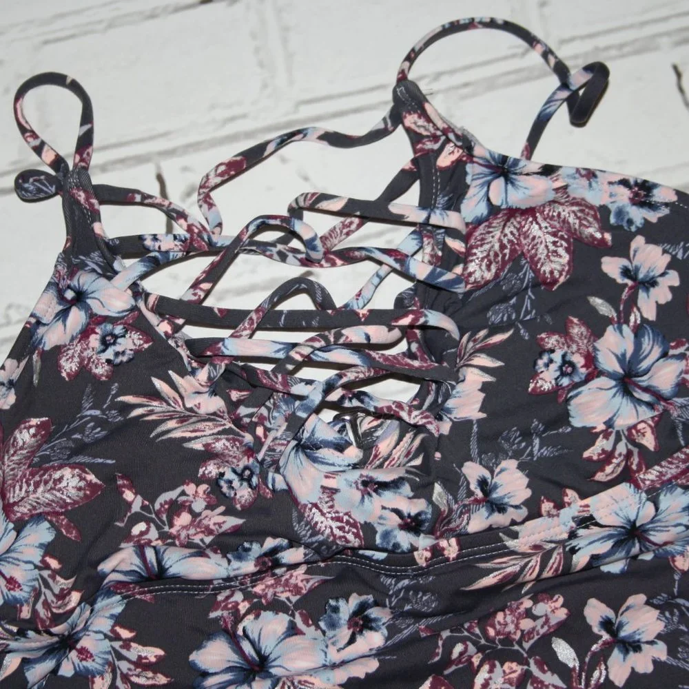 🌸🌊 Floral Swim Top · Wave Zone · Size M 🌊🌸